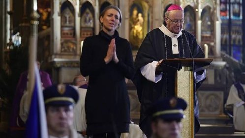 Kytička pro vraha: Nechal se zmanipulovat zlem, řekl arcibiskup během mše