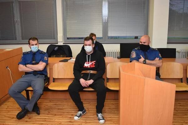 Postřelil otčíma jateční pistolí a podřezal mu žíly: Tomáš (28) si za to odpyká dlouhý trest