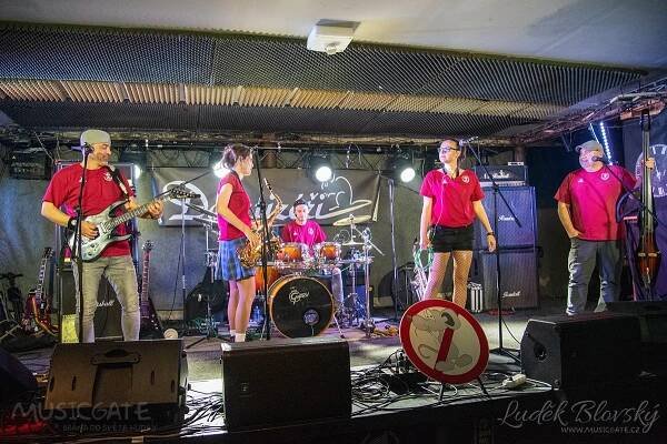 Jarní Total Days Tour 2025 kapel Totálního nasazení a Vision Days úspěšně plní kluby, Bílej Medvěd nebyl výjimkou na MUSICGATE.cz