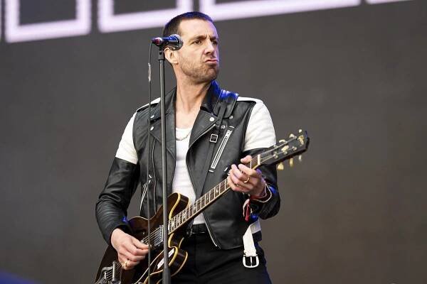Miles Kane diváky do varu nedostal