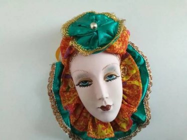 PANENKA - keramická MASKA ručně MALOVANÁ krásný OBLIČEJ zelený klobouk - Sběratelství