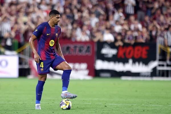 KOBE, JAPAN - JULY 27: FC Barcelona's Ronald Araujo controls the ball during the preseason friendly between Vissel Kobe and FC Barcelona at Noevir Stadium Kobe on July 27, 2025 in Kobe, Hyogo, Japan. (Photo by Paul Miller/Getty Images)