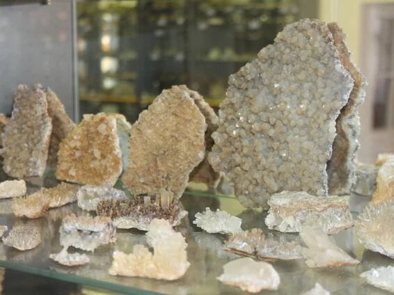 FOTO: Nové muzeum minerálů mají na náměstí ve Velharticích