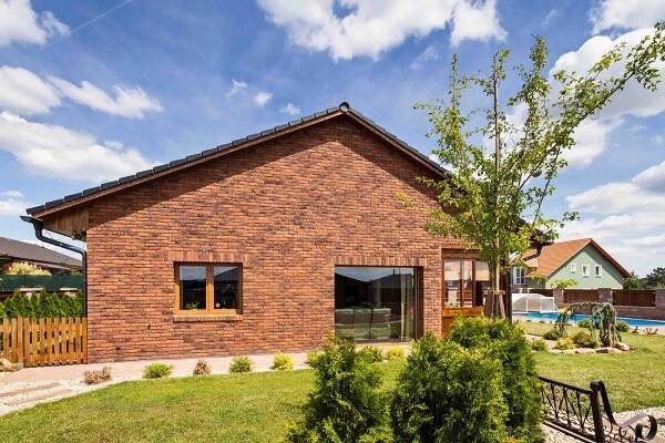 Cihlové pásky Agaat na fasádě bungalovu