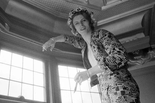 English singer, musician and actor David Bowie (1947 - 2016) paints the coving of his ground floor flat at Haddon Hall in silver paint, Beckenham, south-east London, 24th April 1972. This was after the recording of Bowie's concept album 'The Rise and Fall of Ziggy Stardust and the Spiders from Mars', but before its release on 6th June 1972. (Photo by Michael Putland/Getty Images)