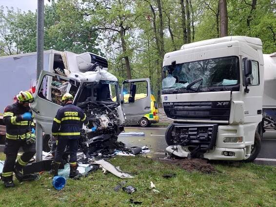 Nehoda náklaďáků v ranní špičce zablokovala silnici u pardubického závodiště