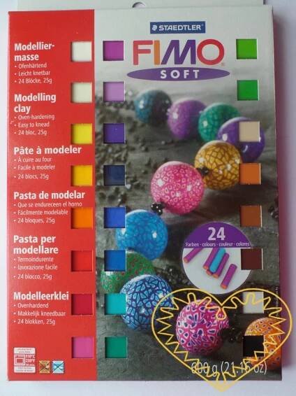 Fimo soft sada - obsahuje 24 barev. Celková hmotnost sady je 600 g. Hmota Fimo soft je tvárná a měkká, spojením barev se snadno se dají namíchat další odstíny. Po rozbalení můžete hned modelovat. Vaše výrobky vytvrdíte v domácí troubě. Sada obsahuje 