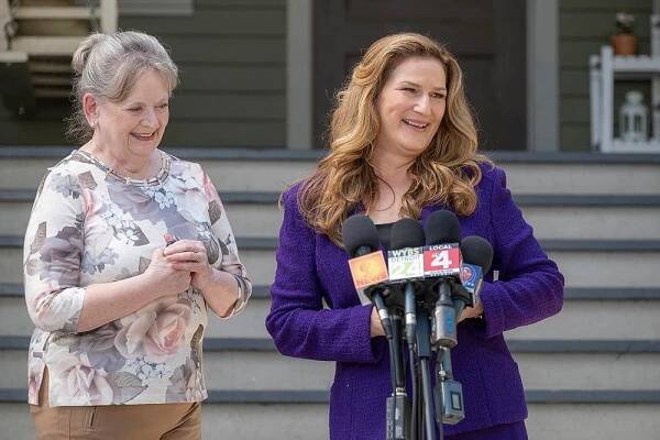 AMERICAN AUTO -- "White Van" Episode 102 -- Pictured: (l-r) Carol Mansell as Fay, Ana Gasteyer as Katherine