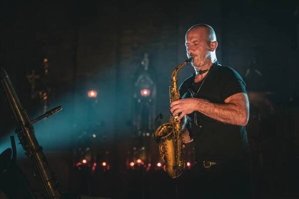 NAŽIVO: Saxofonista Colin Stetson v kostele roztančil i sochy svatých | Headliner