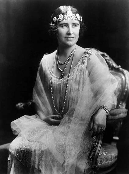 The Duchess of York poses for an official portrait, ca. 1920s (Everett Collection Inc/Alamy)