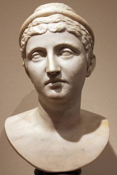 Soubor:0150 Altes Museum Empress Faustina the Elder anagoria.JPG – Wikipedie