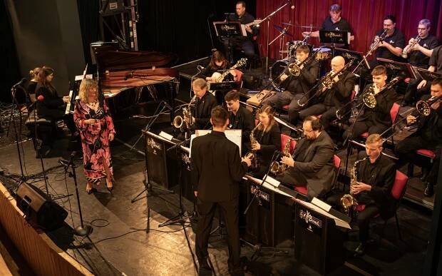 Vánoční koncert JK Bandu byl poctou českým autorům. Zejména Jiřímu Šlitrovi | Pardubice ŽIVĚ
