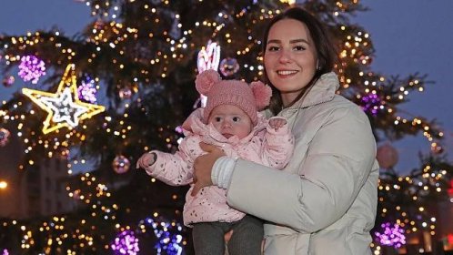 Melánie Sedlářová s dcerou Am�álkou u vánočního stromu v Havířově. V létě však...