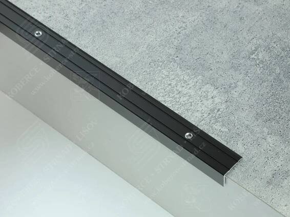 Schodová hrana tmavý bronz vrtaná 24,5x18 mm skladem 100 cm, 270 cm