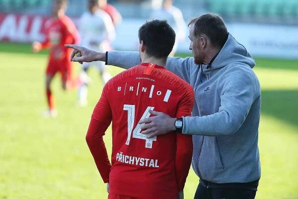 Fotbalisté Zbrojovky Brno (v červeném) remizovali na hřišti Karviné 1:1.