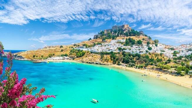 Pohled na pláž a hrad ve vesnici Lindos na ostrově Rhodos.
