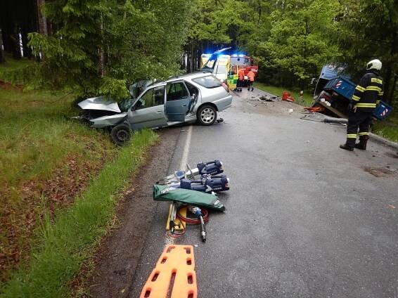 Řidiče peugeotu vystříhali hasiči, letěl pro něj vrtulník