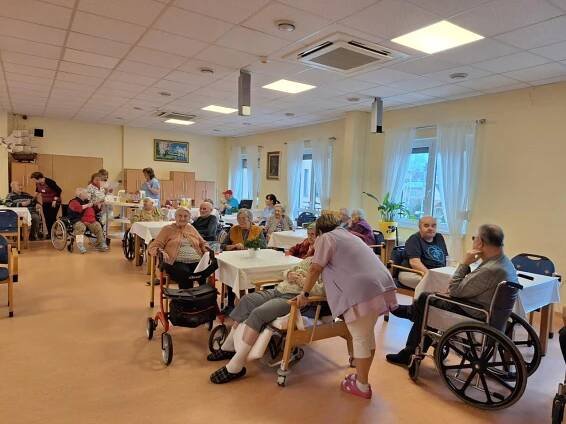 Ochutnávka domácích sirupů Oliví a vystoupení Dua Šálkových - Oficiální stránky Domov pro seniory Heřmanův Městec