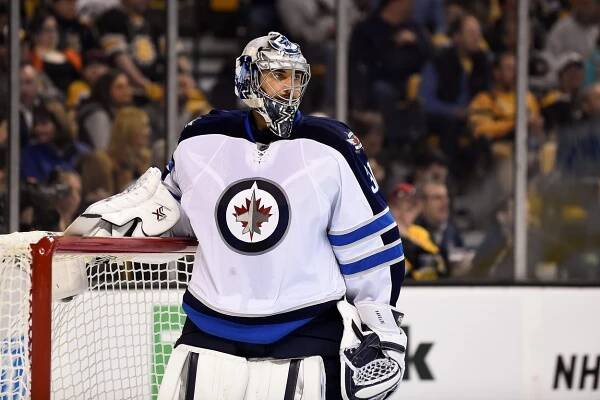 To je smůla! Pavelec se po zranění do branky hned tak nepodívá