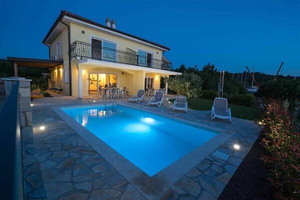 Seafront Villa Claudia with a panoramic Seaview and a swimming pool for rent in Klimno (Krk)