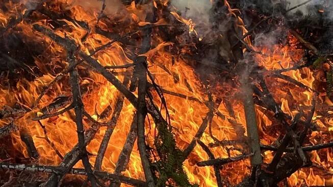 Strach ze zákazů topení dřevem mnoha lidem zvedl náklady na vytápění