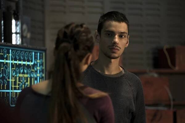 Prvních 100 - Terms and Conditions - Z filmu - Devon Bostick