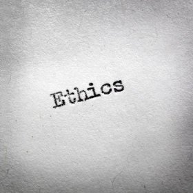 Slovo "etika" napsané na vinobraní psací stroj. — Stock obrázek