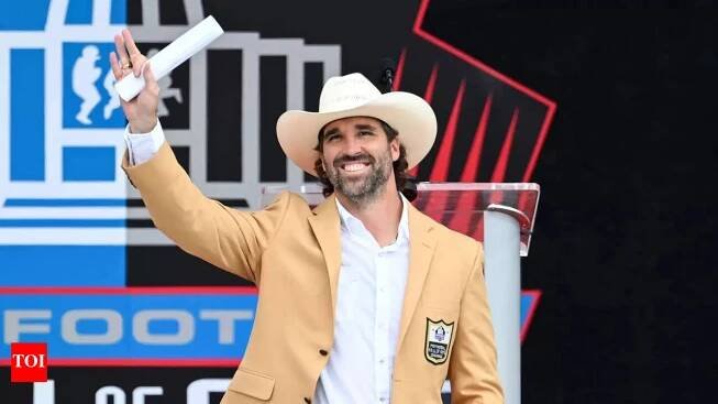 Jared Allen’s pants rip during signature sack celebration at Hall of Fame event, breaks the internet
