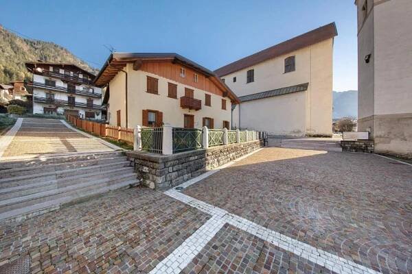 Na fotografii je vidět objekt Villa Maria Auronzo nacházející se ve městě Auronzo di Cadore.