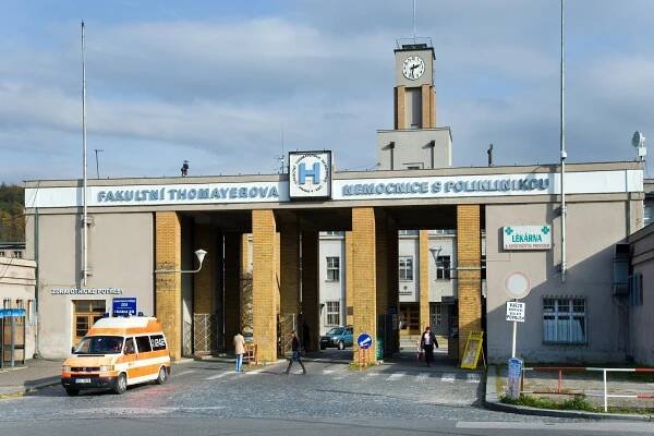 Zemřela zdravotní sestra z Thomayerovy nemocnice, která se nakazila koronavirem