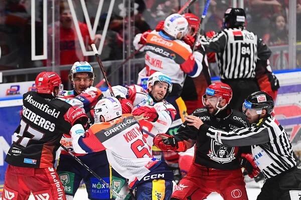 Pardubice v divokém derby deklasovaly Mountfield, Třinec padl, Liberec je poslední