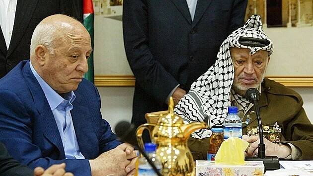 Předseda palestinské vlády Ahmad Kurája (vlevo) a předseda palestinské samosprávy Jásir Arafat na schůzi vlády 27. července 2004 v Ramalláhu.