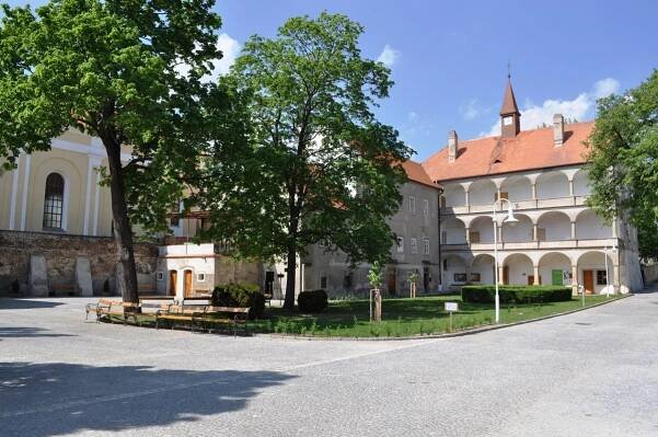 Do Bohutic za zámkem, unikátní expozicí i Lurdskou jeskyní - I love Jižní Morava