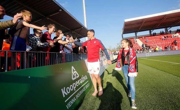 Necítím se jako rozdílový hráč, kluci mi dělají servis, říká spasitel Černý