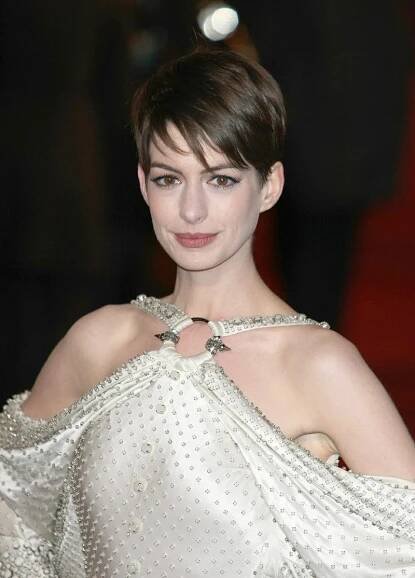 Anne Hathaway byla hvězdou premiéry: Svou opravdu originální róbou strčila všechny do kapsy