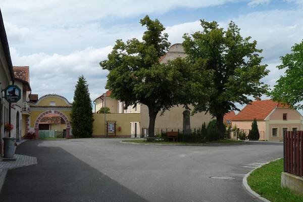 Soubor:Doubravice - náves.jpg – Wikipedie