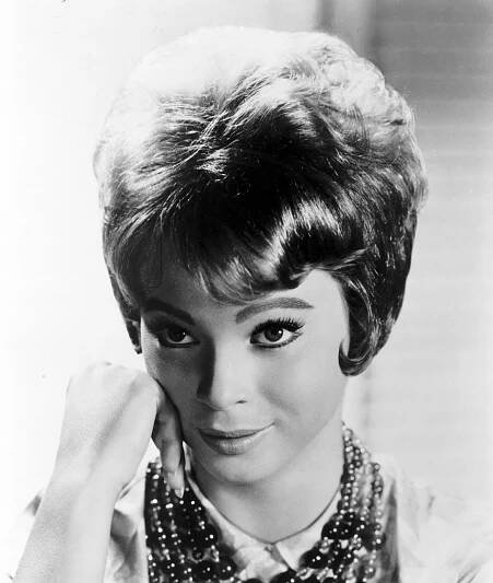 Juliet Prowse - Mona McCluskey - Z filmu