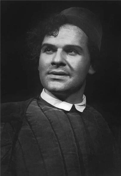 Vítězslav Vejražka  jako Petruccio v divadelní hře Zkrocení zlé ženy (1950). V této době udržoval na příkaz StB intimní poměr s vlastní tetou.  