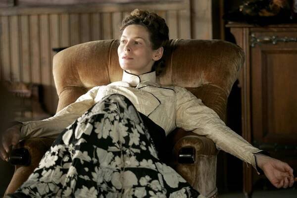 Deadwood - Nové investice - Z filmu - Alice Krige