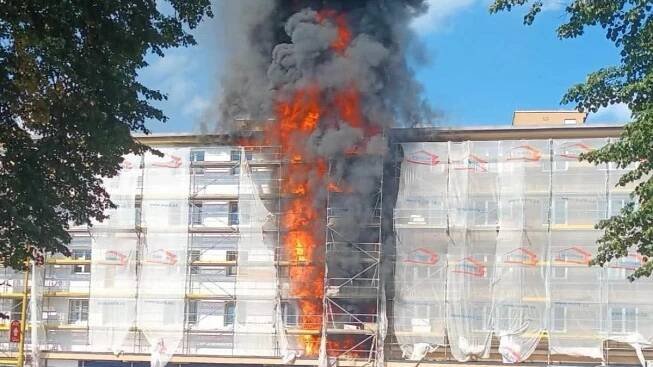 Ohnivé inferno v Havířově: Jeden mrtvý a pět zraněných! Plameny bleskurychle „žraly“ fólii na lešení