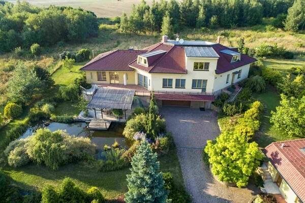 Výjimečný rodinný dům ve Velkých Popovicích - Realitní tým Jana Kratochvíla