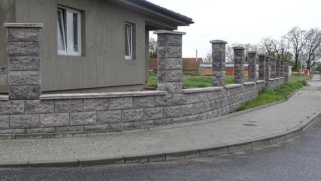 Plotová tvárnice bosovaná – Hlavatý.cz – Výroba umělého kamene