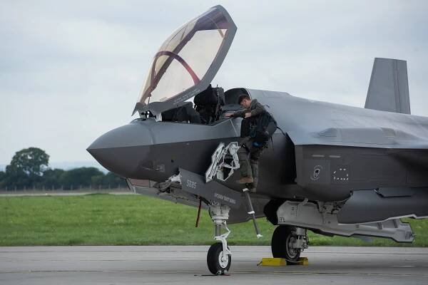 ‚Připravujeme se na budoucí válku.‘ Analytička o tom, proč armáda potřebuje supermoderní F-35