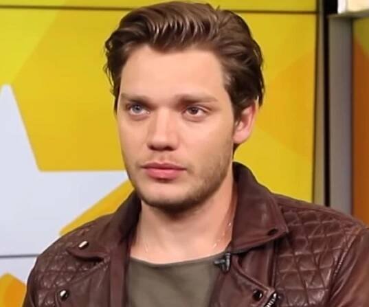 Dominic Sherwood – Bio, Facts, Family Life of English Actor