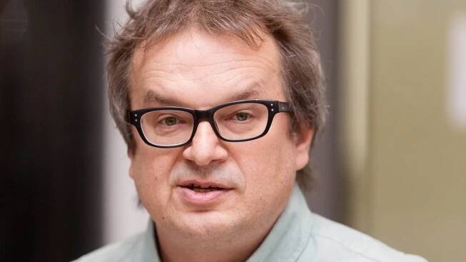 Bojuji za režijní práva mého táty, vysvětluje mladší z bratrů Smoljakových Filip. Sociální pracovník a donedávna člen pirátské strany také tvrdí, že hájí zájmy amatérských divadel a slabších.