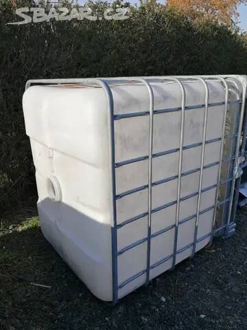 1000 litrů nádrž IBC