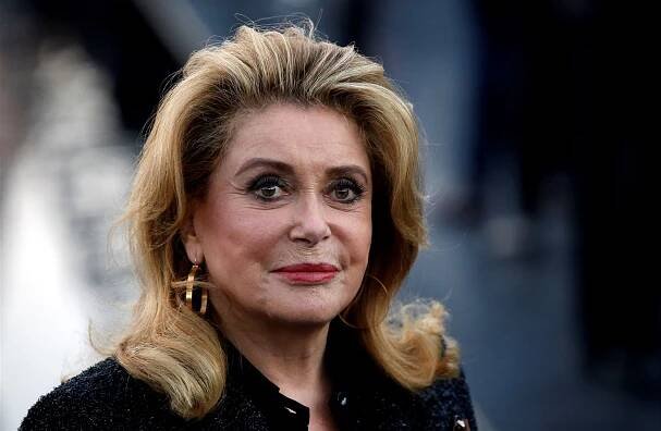 Na narozeniny kašle a její život je jak film. V čem tkví kouzlo tajemné a nedostižné Catherine Deneuve?