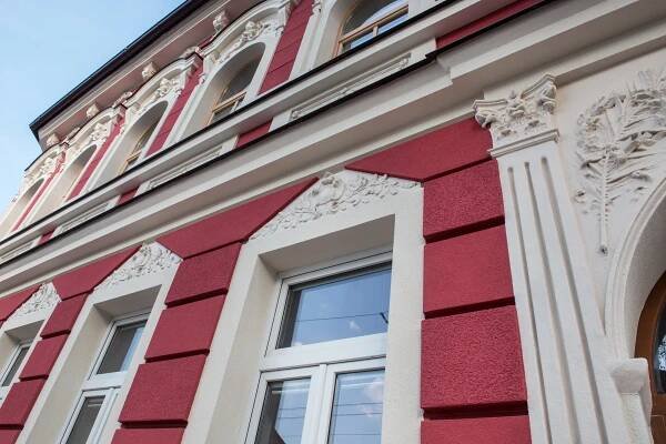 Dům na Lidické v Českých Budějovicích zdobí dlouhovousá omítka - TZB-info