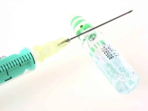     Hexavakcína zahrnuje protilátky proti šesti vážným chorobám, například záškrtu, tetanu, dávivému kašli a přenosné dětské obrně.  