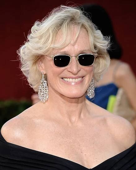 The Best Natural Diamond Jewelry in Emmy Awards History 15